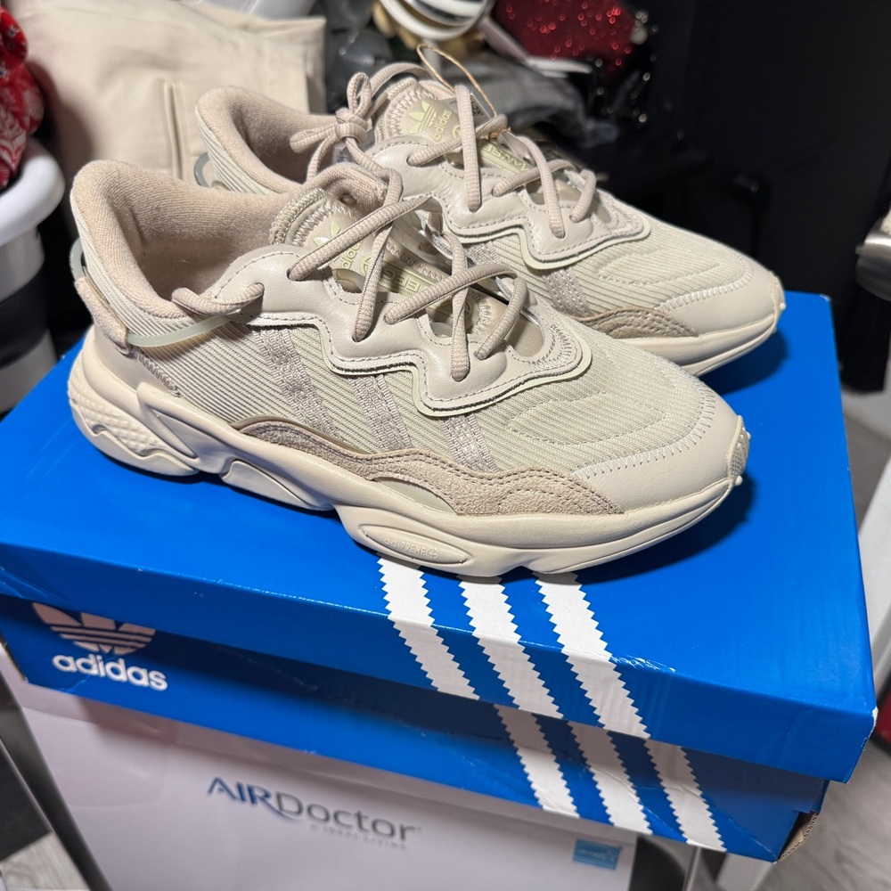 Adidas Ozweego Sneakers (6.5M, 7.5W)